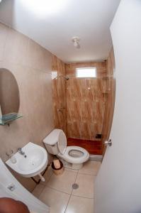 a small bathroom with a toilet and a sink at Hab Simple baño compartido Estudiante o Voluntario terraza vista a los Volcanes in Arequipa