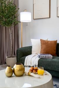 Χώρος καθιστικού στο Luxury Two Bedroom Apartment with City & Pool View by Delujo Stays