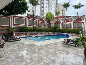 巴兰基亚Hotel Casa Ballesteros的建筑物中间的游泳池