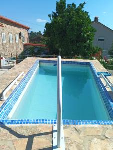a large blue swimming pool with a pole in it at Casa Virginia in Ouzenda
