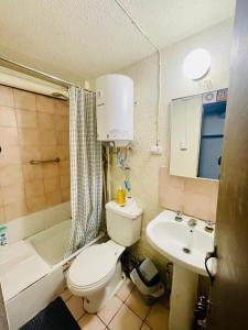 Un baño de Alojamiento Latadia Las Condes