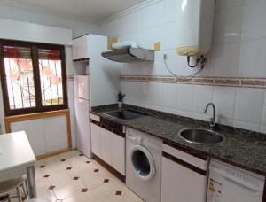 Kuchyň nebo kuchyňský kout v ubytování Casa Ana en Astillero