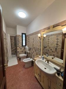 Koupelna v ubytování Villa with stunning views to the mountains 5km from the beach