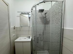 un bagno con doccia e lavandino di La Casa di Ciui ad un passo da Via Toledo a Napoli