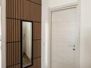 corridoio con porta e specchio di La Casa di Ciui ad un passo da Via Toledo a Napoli