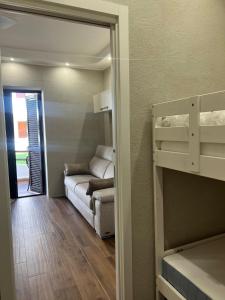 un soggiorno con divano e sedia in camera di Naxos Room a Giardini Naxos Altre 6 foto