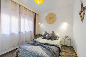 un dormitorio con una cama y una ventana en Charming Cozy 2 Bedrooms central Gueliz, en Marrakech