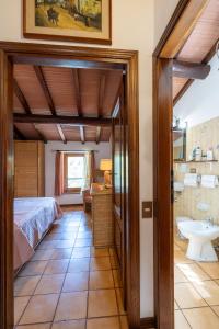 Un dormitorio con una cama y un baño con lavabo. en Sebastiano, en Colle Val D'Elsa