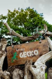 een houten bord is aan een boomtak geketend bij Krazy Gecko Resort in Pokhara