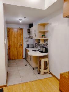 バギオにあるCEDAR PEAK by AWESOME STAY in Baguioのシンクとカウンターのある小さなキッチン