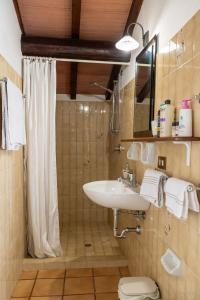 un baño con lavabo y espejo en Sebastiano, en Colle Val D'Elsa 9 fotos más