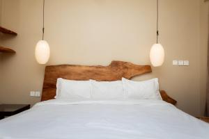 Een bed of bedden in een kamer bij Krazy Gecko Resort