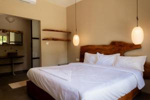 Een bed of bedden in een kamer bij Krazy Gecko Resort