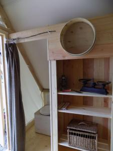 ein kleines Dachzimmer mit einem WC und einem Spiegel in der Unterkunft La chouette étoilée in Auxon