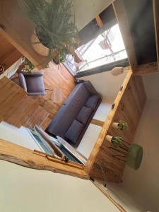 an overhead view of a room with a wooden ceiling at La Tiny du Luberon in Pertuis