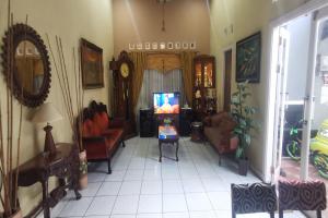 Una sala de estar llena de muebles y un televisor. en Hotel O Classic Guesthouse, en Balikpapan 17 fotos más