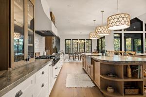 Luxury Ridgecrest Resort 4BR في بيغ بير لاكي: مطبخ كبير مع جزيرة كبيرة ونوافذ