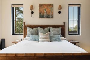 Luxury Ridgecrest Resort 4BR في بيغ بير لاكي: غرفة نوم بسرير ابيض كبير مع نافذتين
