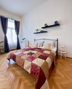 Ένα ή περισσότερα κρεβάτια σε δωμάτιο στο Apartment Hviezdoslav Square, the historic heart of Bratislava