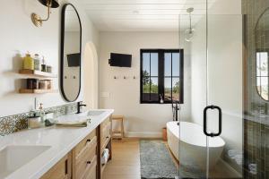 Luxury Ridgecrest Resort 4BR في بيغ بير لاكي: حمام مع حوض استحمام ومغسلة +56 صورة