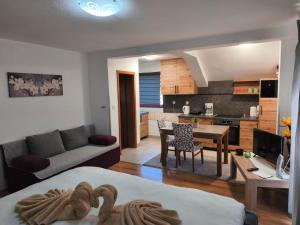 Dapur atau dapur kecil di Apartments & Rooms Ramljak +26 gambar