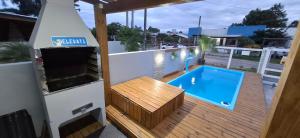 Swimmingpoolen hos eller tæt på Casa aconchegante com piscina em Nova Tramandai