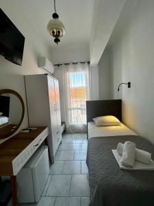 Ένα ή περισσότερα κρεβάτια σε δωμάτιο στο Omiros rooms