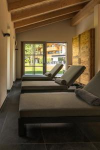 una fila de colchones alineados en una habitación en Das Denisl, en Reit im Winkl