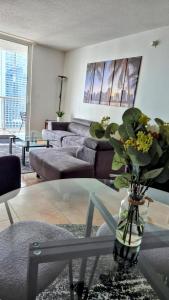 36th Floor Brickell Suite with City Skyline and Bay Views的休息区
