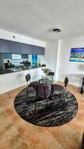 36th Floor Brickell Suite with City Skyline and Bay Views的厨房或小厨房