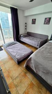 36th Floor Brickell Suite with City Skyline and Bay Views客房内的一张或多张床位