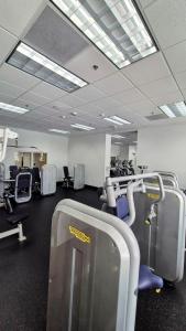迈阿密36th Floor Brickell Suite with City Skyline and Bay Views的一间有椅子的空房间和一间有天花板的房间