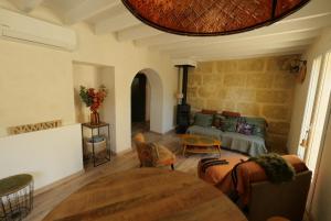 ein Wohnzimmer mit Sofa und Tisch in der Unterkunft Maison 2 ch en campagne 5 mn du centre en voiture avec possibilité piscine familiale in Salon-de-Provence + 20 Fotos