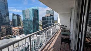 36th Floor Brickell Suite with City Skyline and Bay Views的阳台或露台