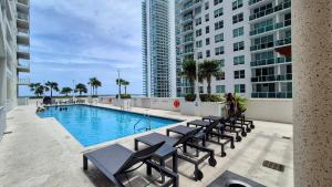 36th Floor Brickell Suite with City Skyline and Bay Views内部或周边的泳池