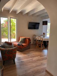 ein Wohnzimmer mit Sofa und Tisch in der Unterkunft Maison 2 ch en campagne 5 mn du centre en voiture avec possibilité piscine familiale in Salon-de-Provence