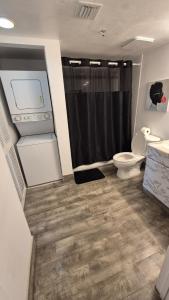 36th Floor Brickell Suite with City Skyline and Bay Views的一间浴室