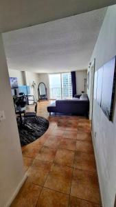 36th Floor Brickell Suite with City Skyline and Bay Views的休息区