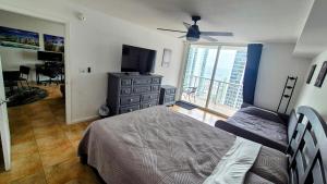 迈阿密36th Floor Brickell Suite with City Skyline and Bay Views的带床、梳妆台和窗户的卧室
