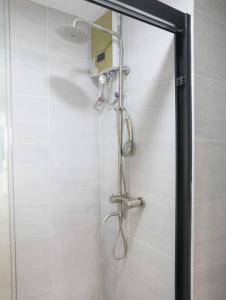 Koupelna v ubytování Laurel Hill Suites, 3-Bedroom executive furnished apartment