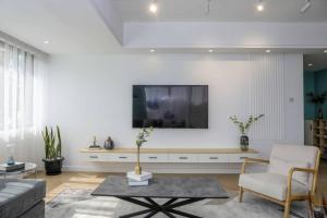 TV a/nebo společenská místnost v ubytování Laurel Hill Suites, 3-Bedroom executive furnished apartment