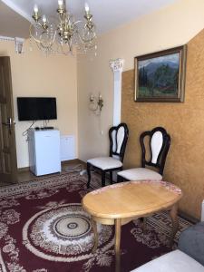 TV a/nebo společenská místnost v ubytování Петрос Family Hotel