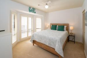 1 dormitorio con 1 cama con almohadas y ventanas verdes en 145 Ocean Point Dr, en Fripp Island 34 fotos más