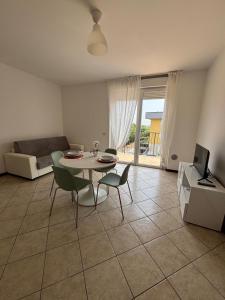 a living room with a table and chairs and a television at Appartamento vicino a Como e Milano in Mozzate