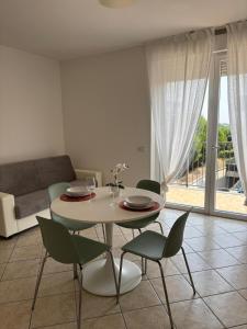 a living room with a table and chairs and a couch at Appartamento vicino a Como e Milano in Mozzate +8 photos