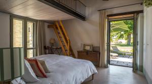 una camera da letto con un letto e un patio con un ombrellone di Sequerciani a Tatti Altre 37 foto