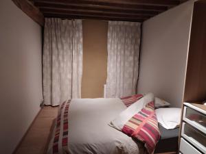 Postel nebo postele na pokoji v ubytování Ancienne ferme totalement rénové moderne à Baelen