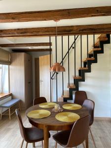 Un comedor con una mesa y una escalera. en Apartamenty Kukinia33, en Kukinia