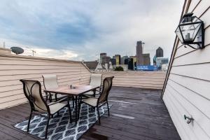 un patio avec une table et des chaises sur un toit dans l'établissement Victory Park Town Home Near Dallas Convention Center, à Dallas