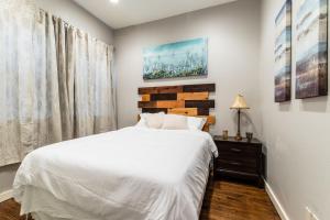 une chambre avec un lit blanc et une fenêtre dans l'établissement Victory Park Town Home Near Dallas Convention Center, à Dallas